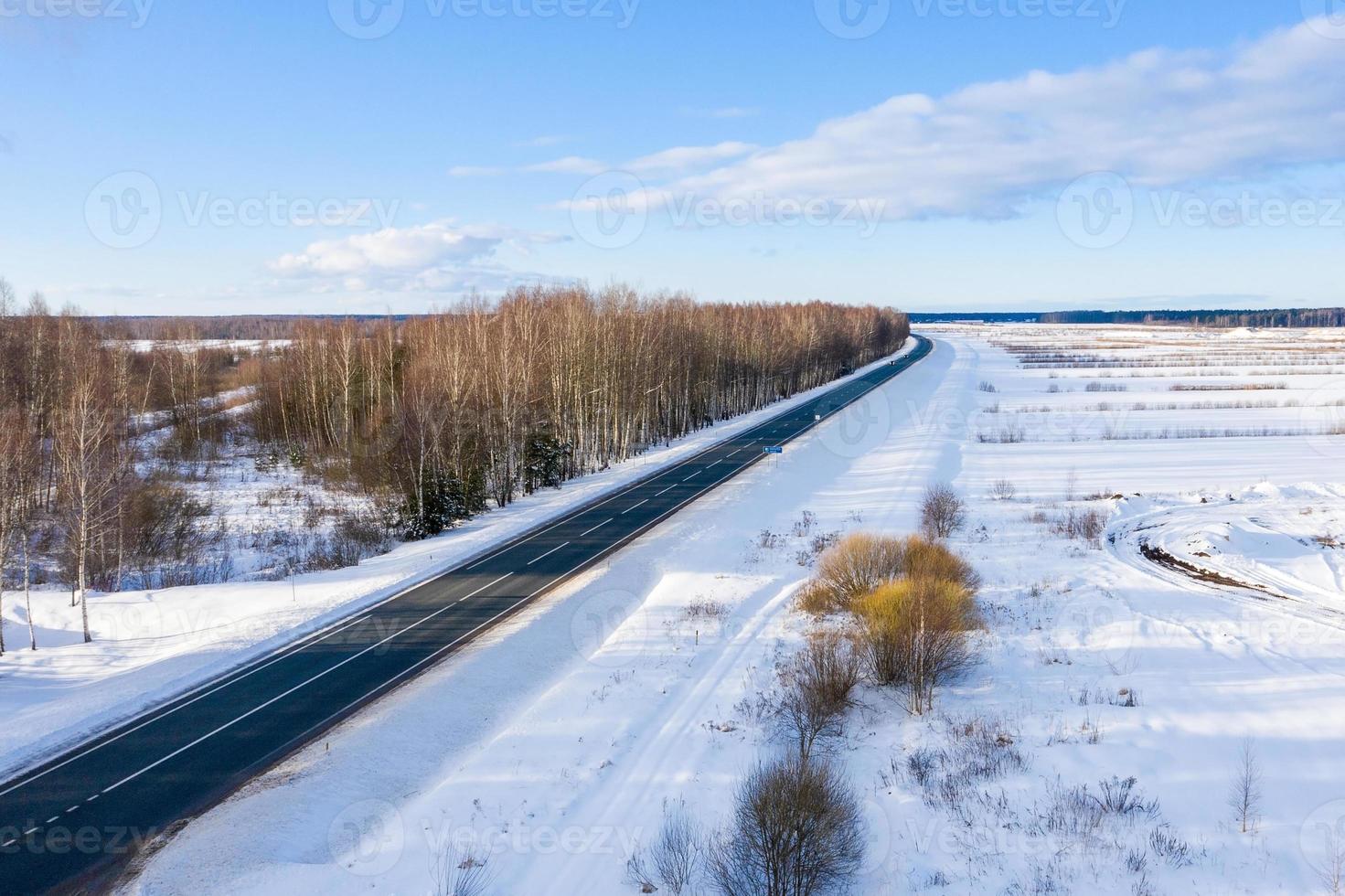 Straße in den Winteralpen. Winterlandschaft. Luftaufnahme foto