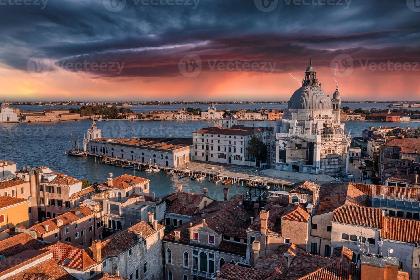 Luftaufnahme der Kirche Santa Maria della Salute in Venedig foto