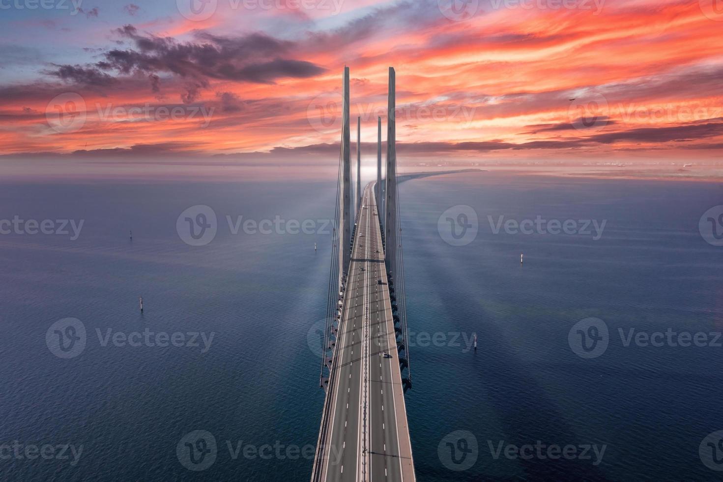 Panorama-Luftaufnahme der Öresundsbron-Brücke zwischen Dänemark und Schweden. Blick auf die Öresundbrücke bei Sonnenuntergang foto
