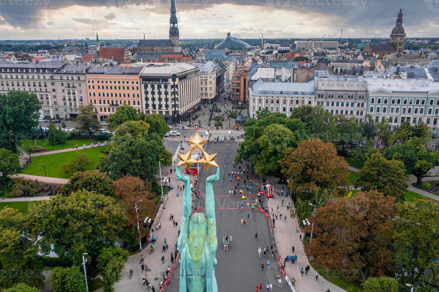 Leute, die den internationalen Rimi Riga Marathon laufen foto