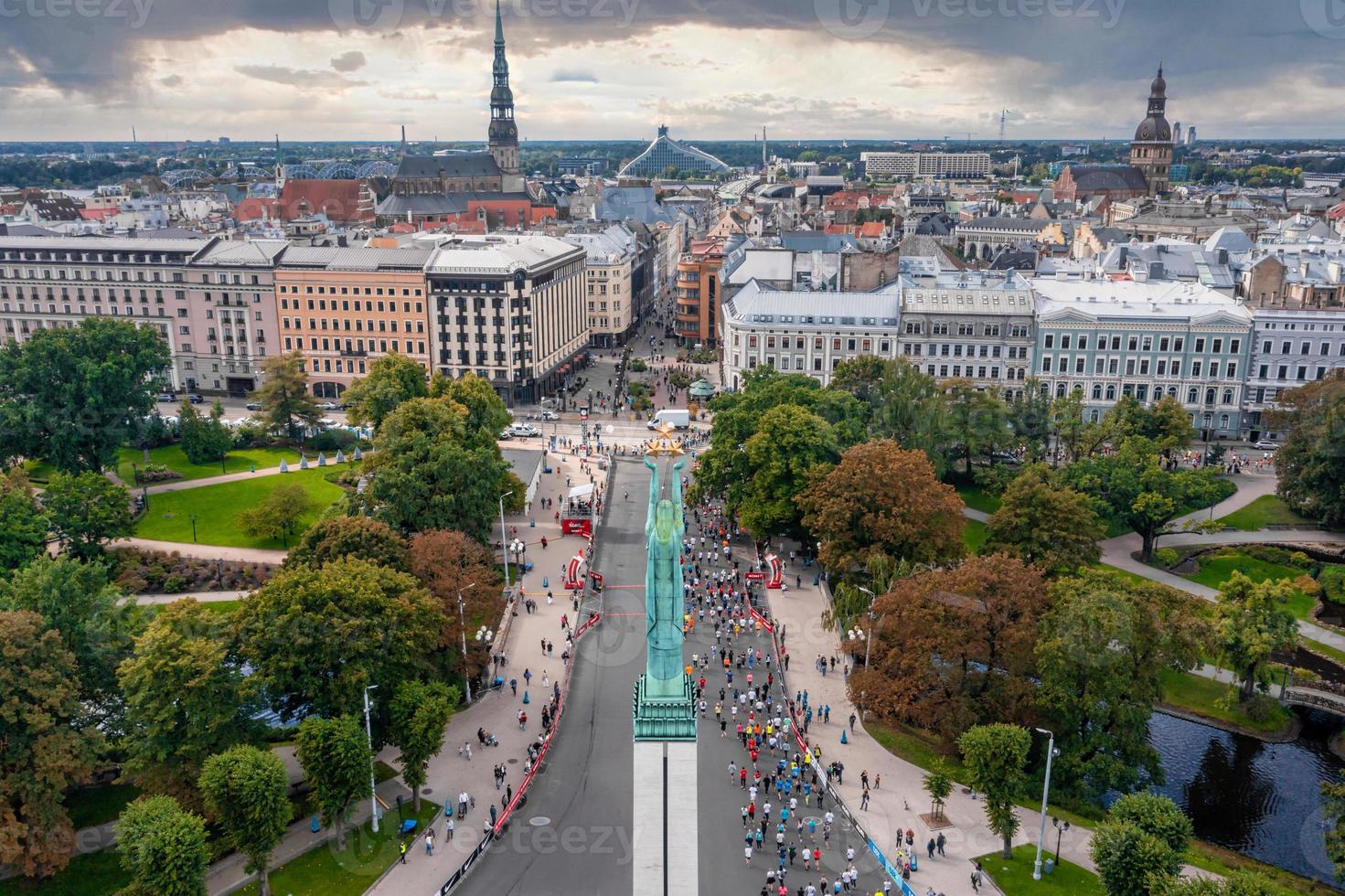 Leute, die den internationalen Rimi Riga Marathon laufen foto