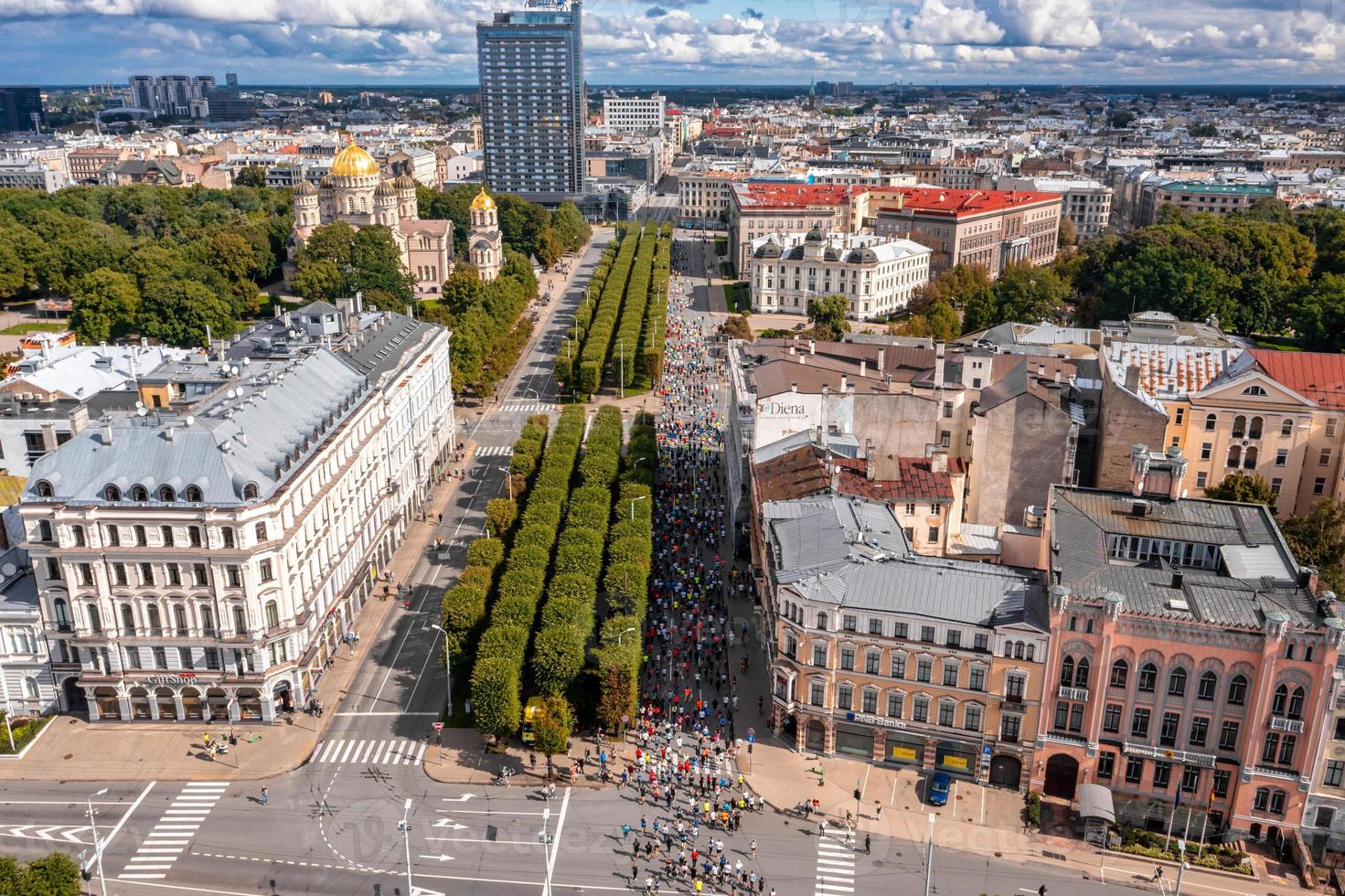 Leute, die den internationalen Rimi Riga Marathon laufen foto