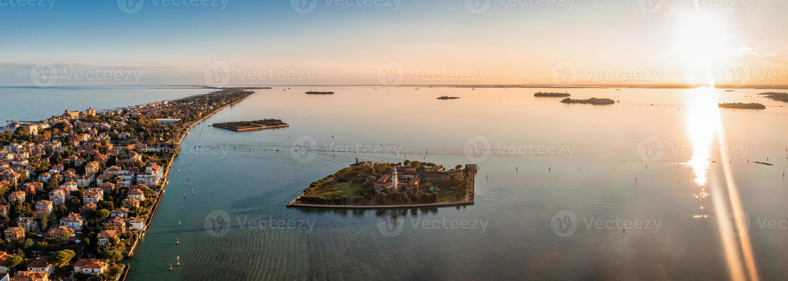 magischer abendlicher blick auf den sonnenuntergang über das schöne venedig in italien. foto