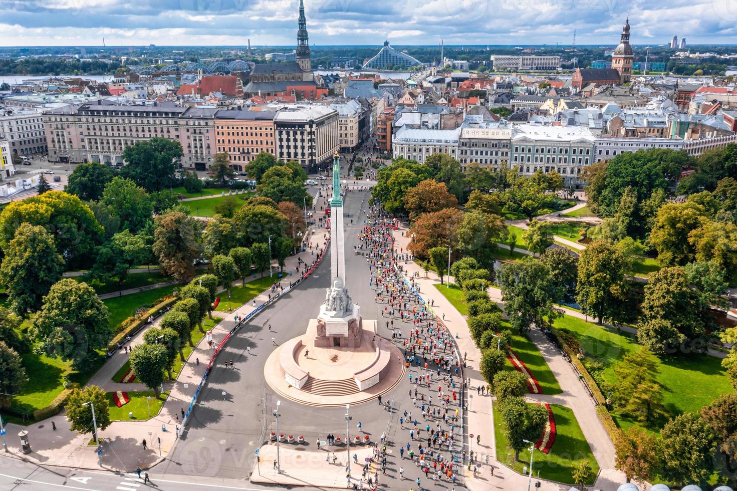 Leute, die den internationalen Rimi Riga Marathon laufen foto