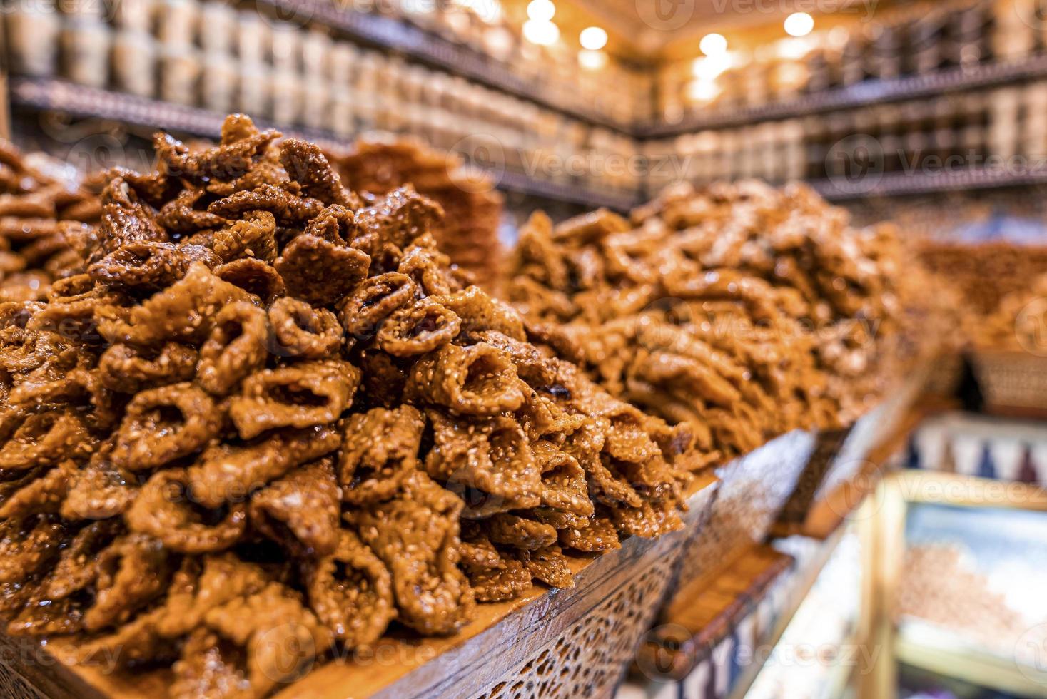 traditionelle marokkanische Süßigkeiten zum Verkauf an einem Imbissstand oder auf einem Markt foto