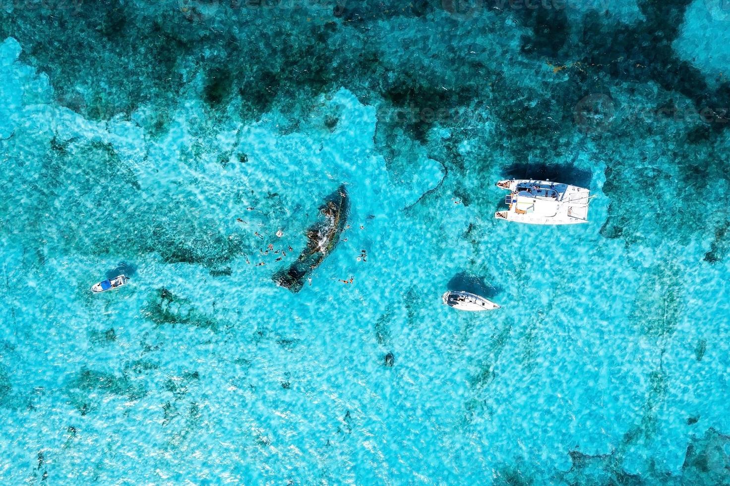 Menschen schnorcheln um das Schiffswrack in der Nähe der Bahamas in der Karibik. foto