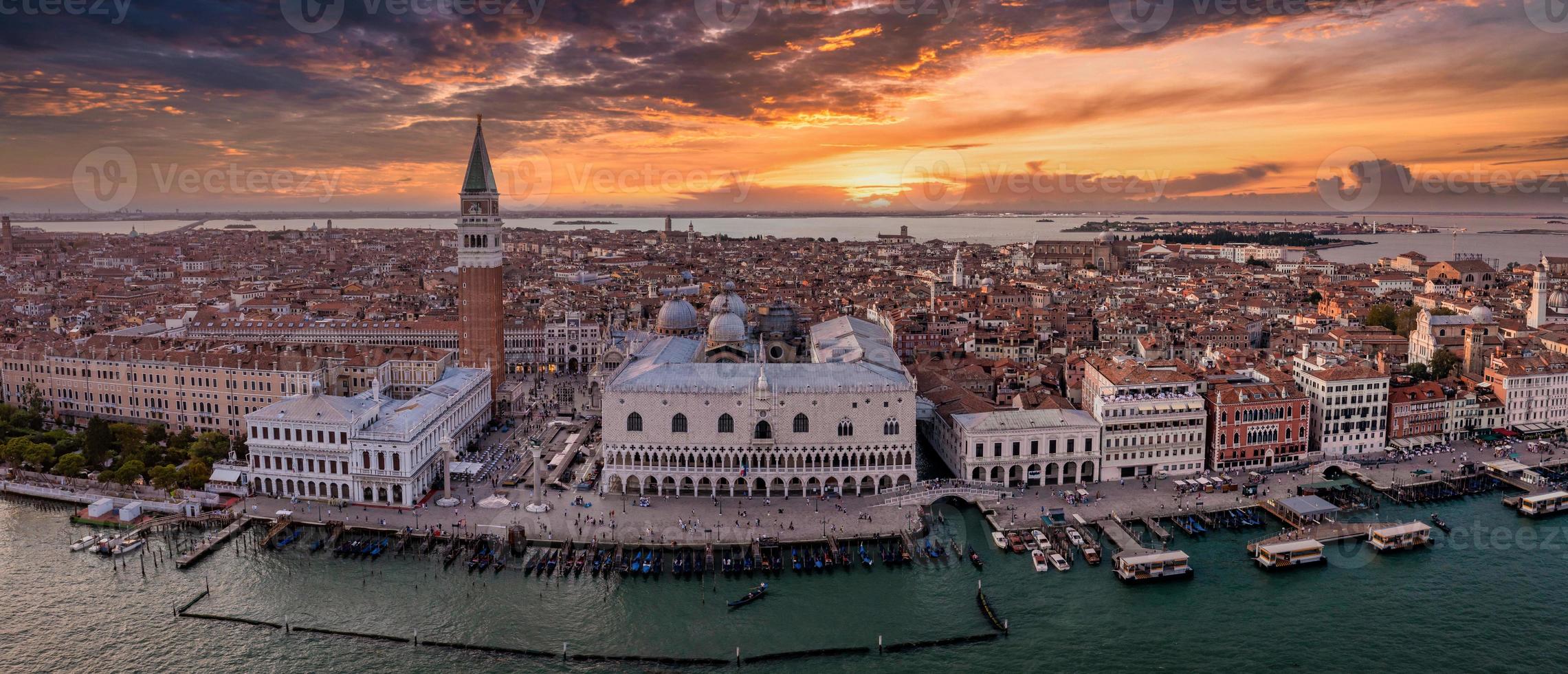 Panorama-Luftbild der Insel San Giorgio Maggiore in Venedig foto