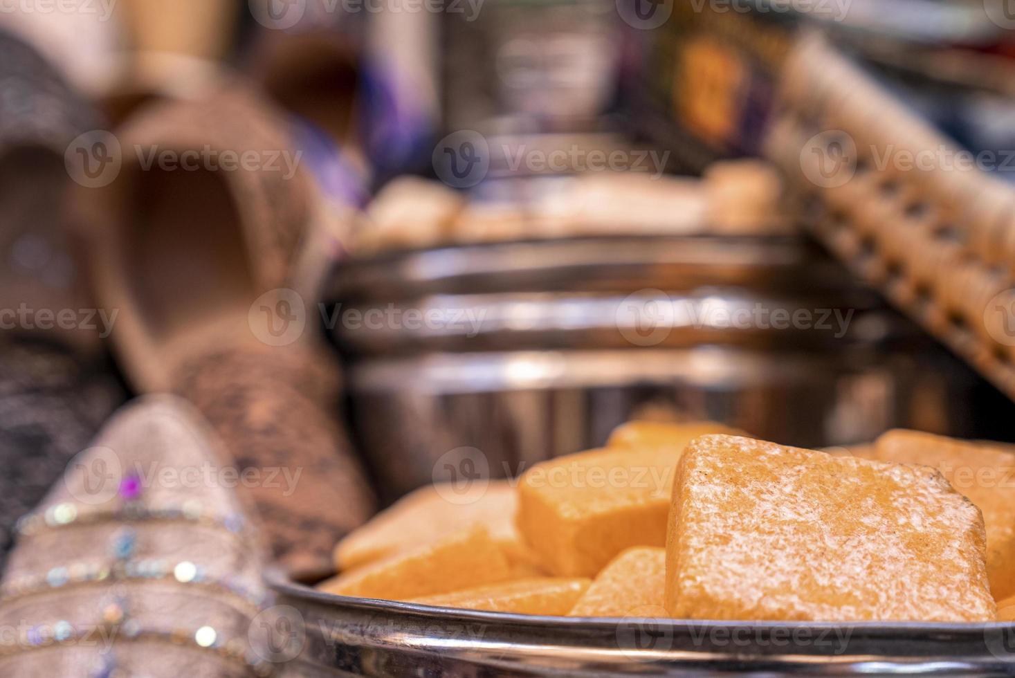 Nahaufnahme von köstlichen marokkanischen Süßigkeiten zum Verkauf an Street Food Stall foto