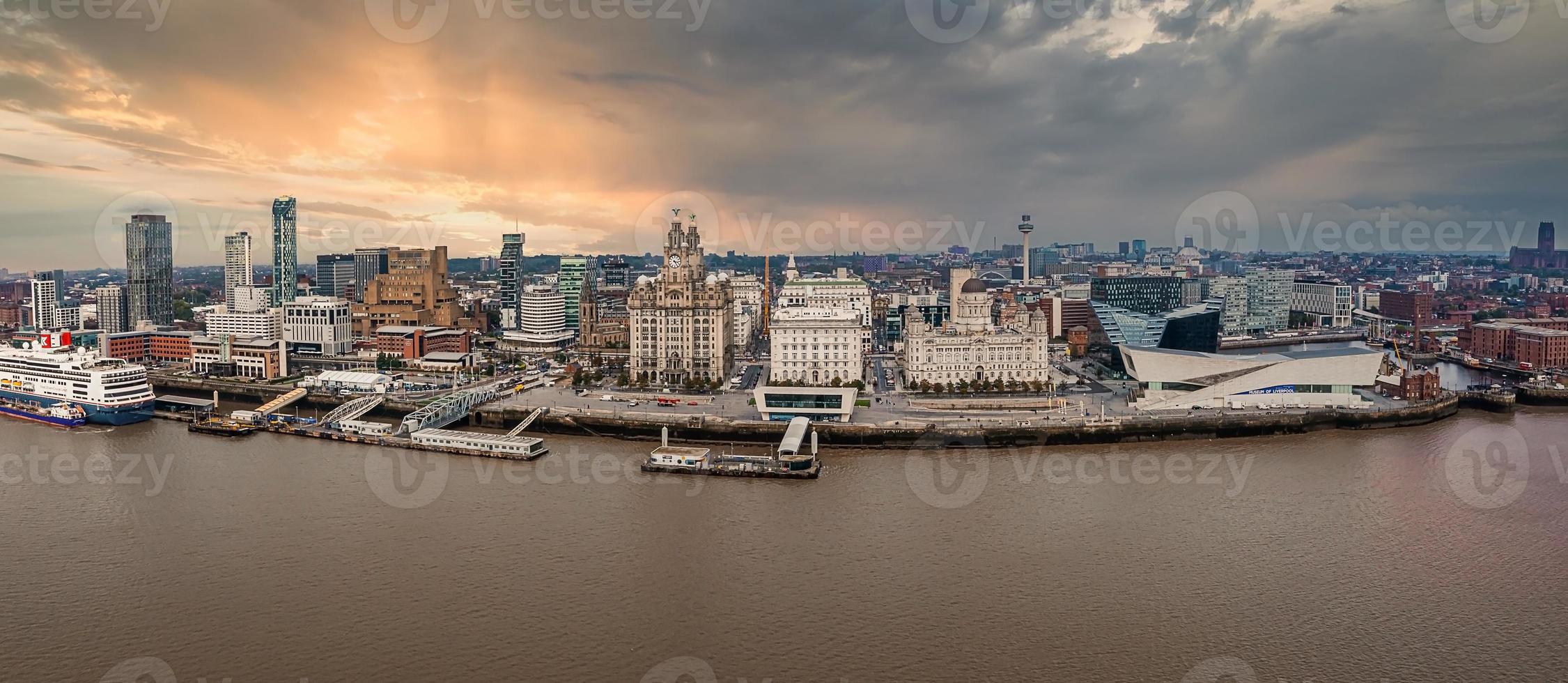 Wunderschöner Luftpanoramablick auf die Skyline der Stadt Liverpool foto