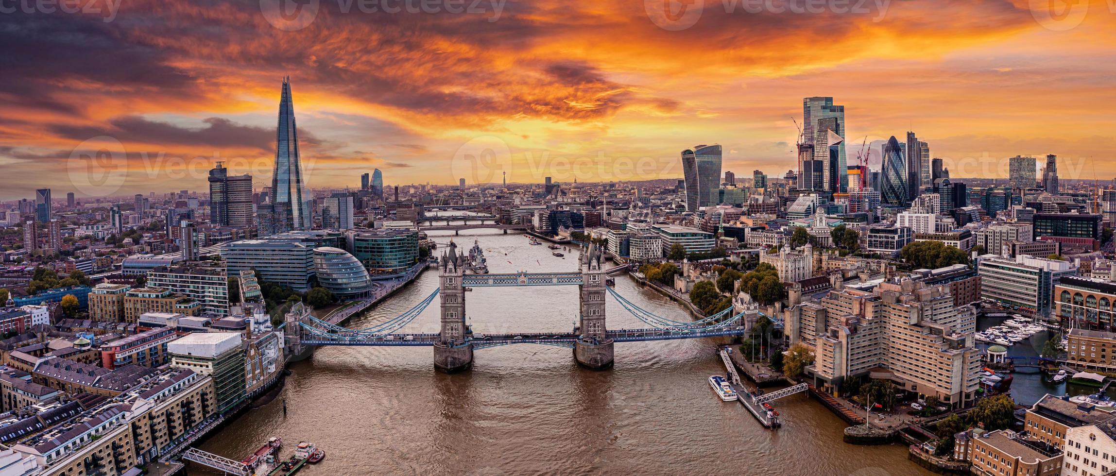 Panorama-Stadtansicht aus der Luft auf die London Tower Bridge foto