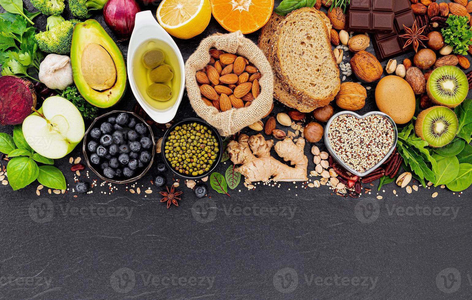 Zutaten für die Auswahl gesunder Lebensmittel. Das Konzept der gesunden Ernährung auf dunklem Steinhintergrund. foto