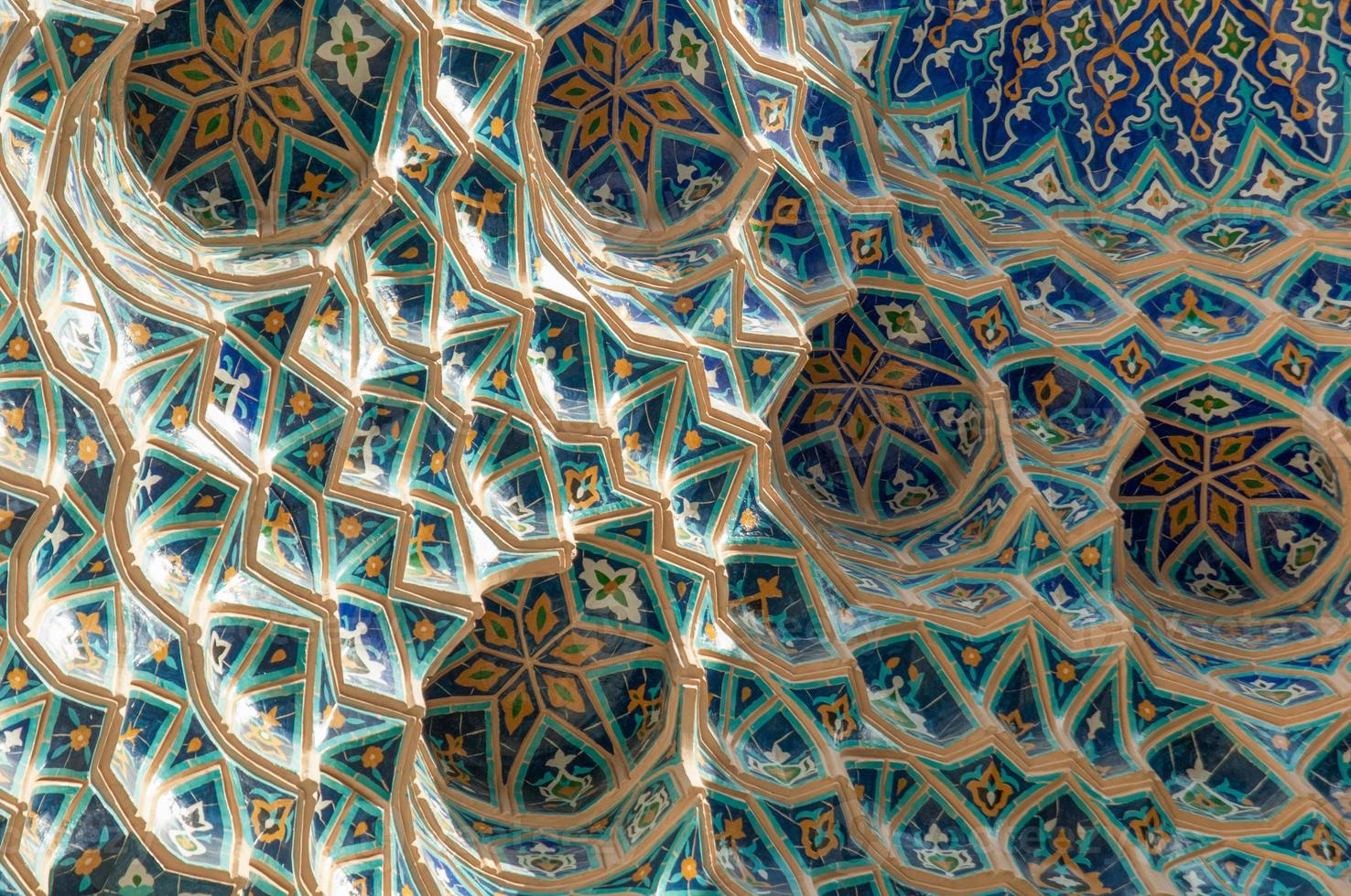 alter asiatischer traditioneller Schnitt in der Decke. die Details der Architektur des mittelalterlichen Zentralasiens foto