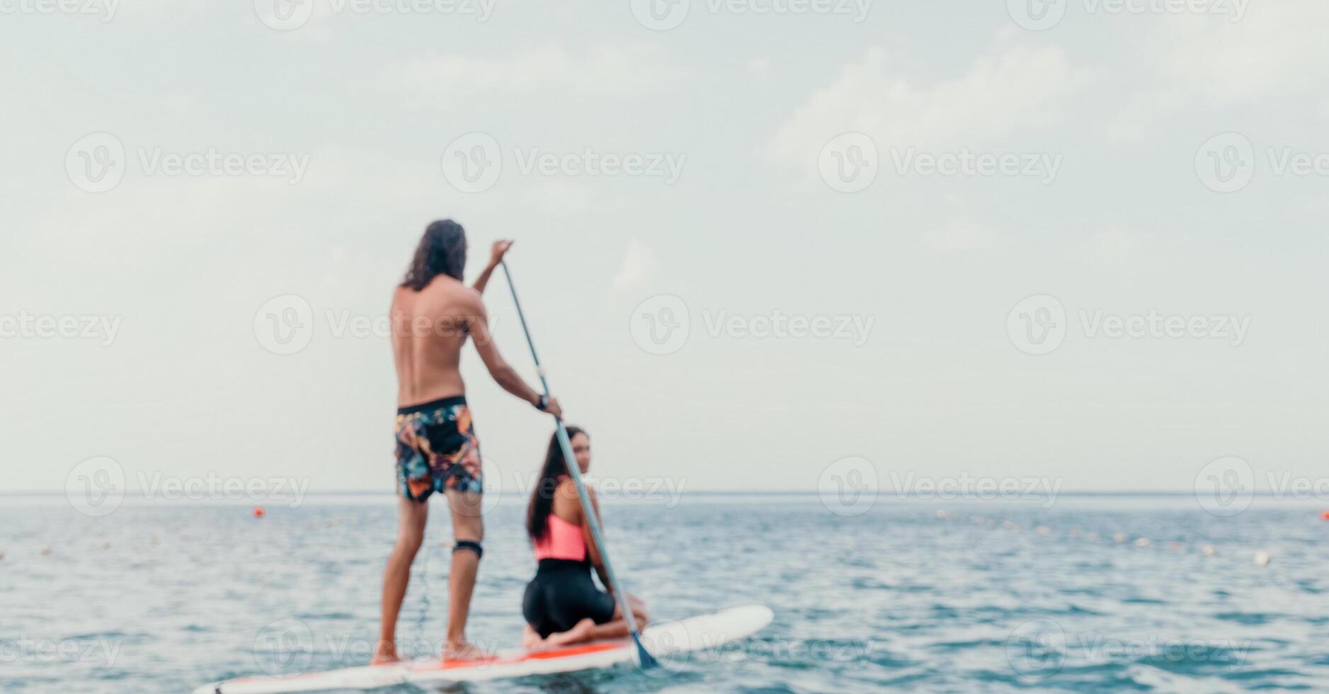 Meer Frau und Mann auf sup. Silhouette von glücklich jung Frau und Mann, Surfen auf sup Planke, zuversichtlich Paddeln durch Wasser Oberfläche. idyllisch Sonnenuntergang. aktiv Lebensstil beim Meer oder Fluss. foto