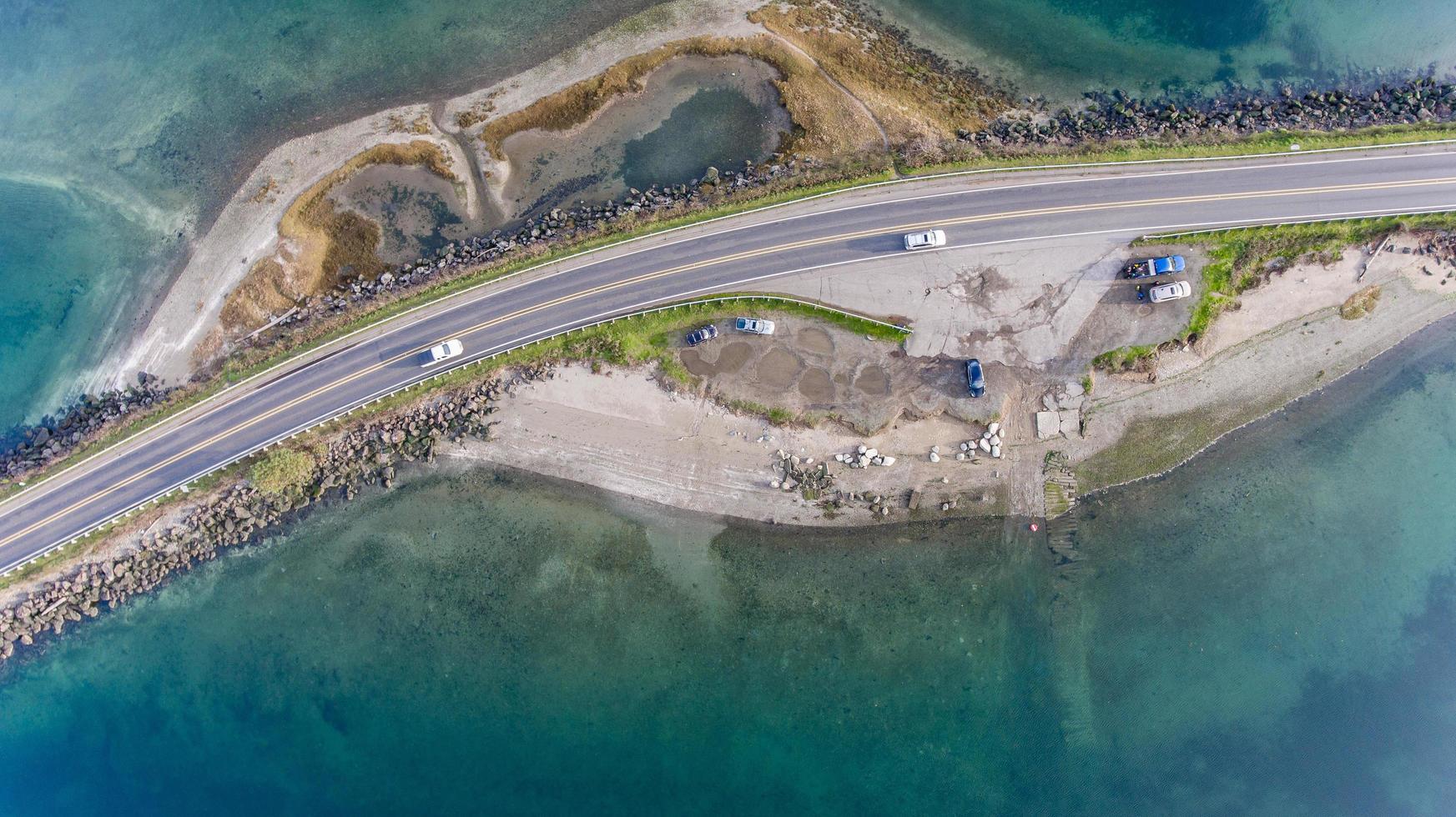 Luftbild von Straßen auf einer kleinen Insel mit fahrenden Autos foto