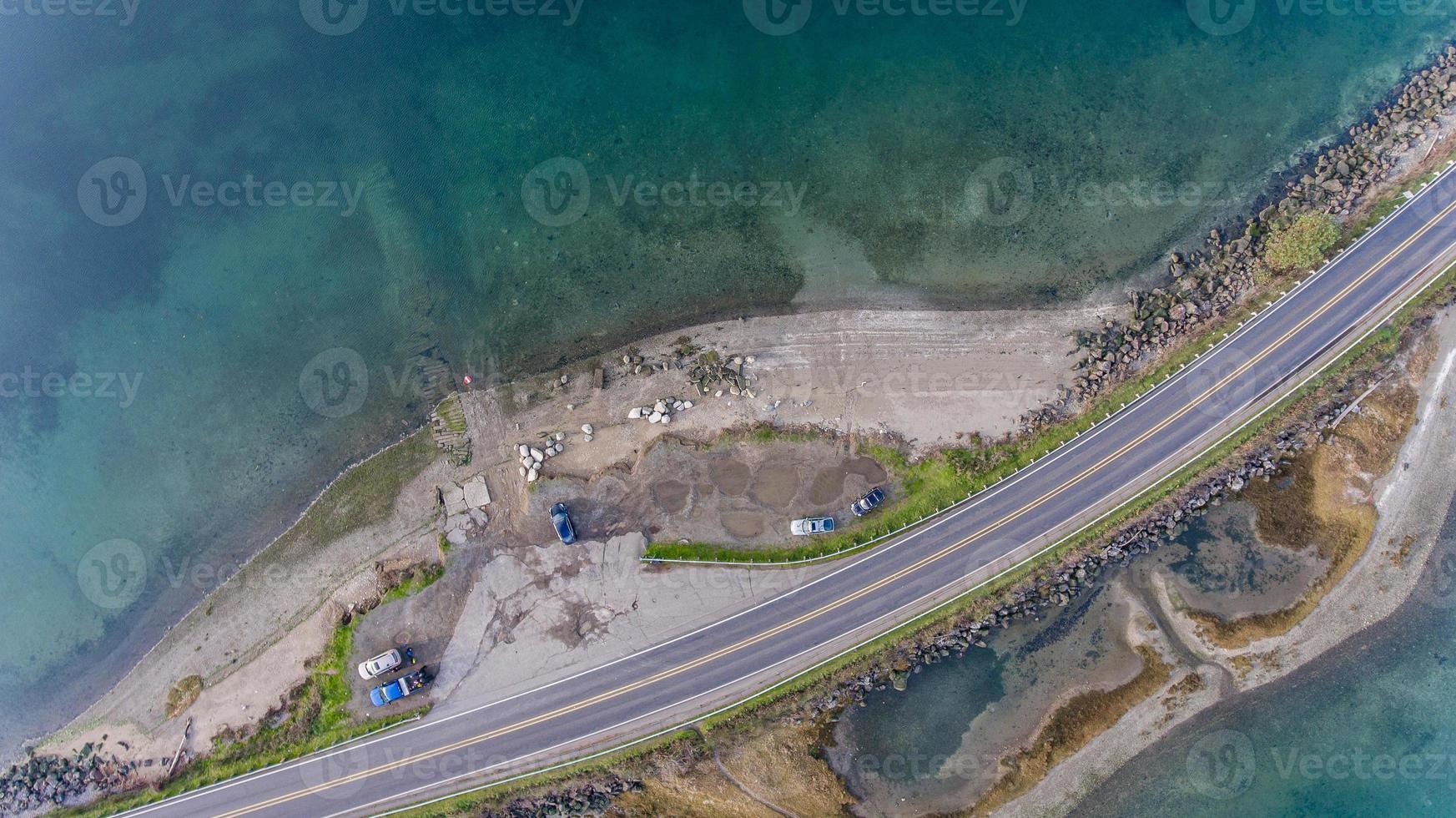 Luftbild von Straßen auf einer kleinen Insel mit fahrenden Autos foto