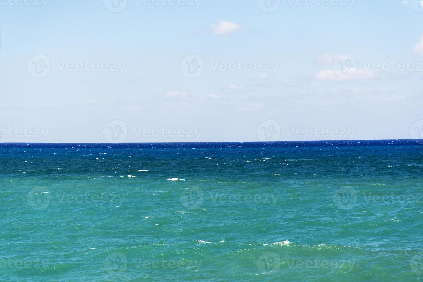 der Blick auf den Himmel und das Meer. foto