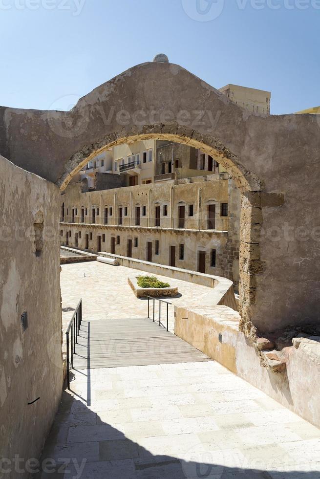 der Bogen im Gebäude. die Architektur der Stadt Chania. foto