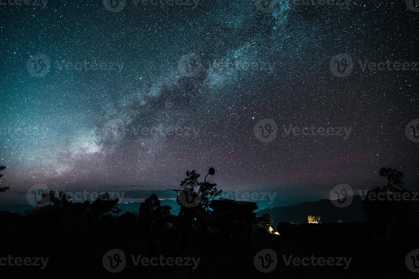 der Nachthimmel und die Milchstraße im Wald foto