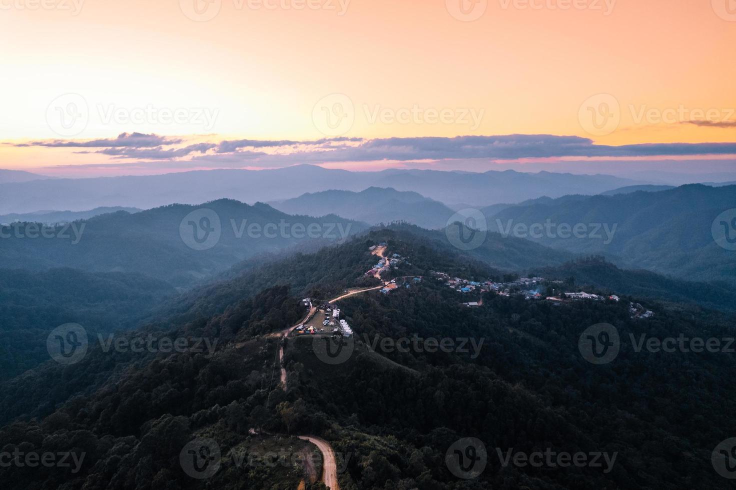 abendlicher bergblick sonnenuntergang und lila dämmerung foto