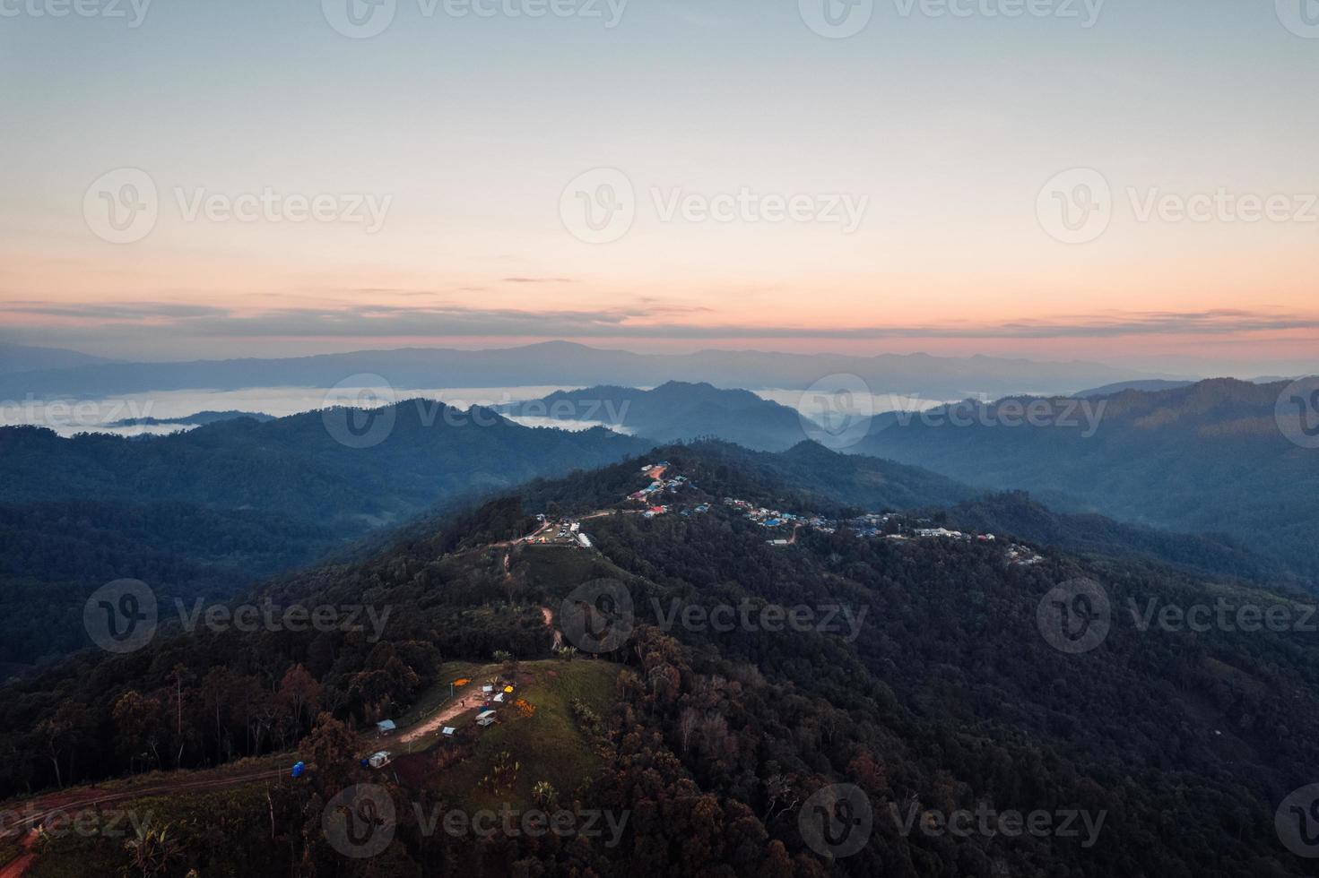 Berge und Wälder am Morgen foto