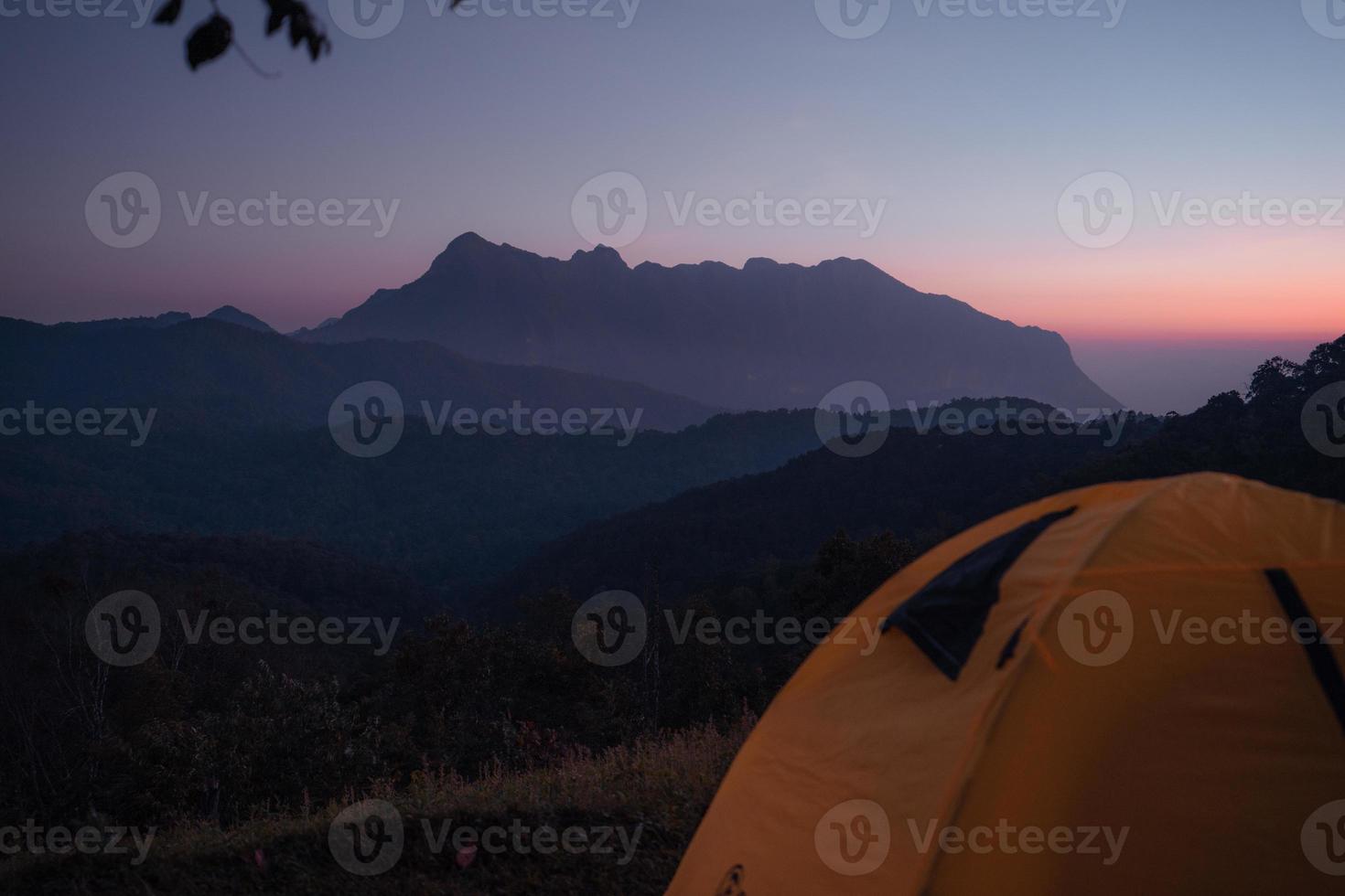 gelbes Camping am Berg foto