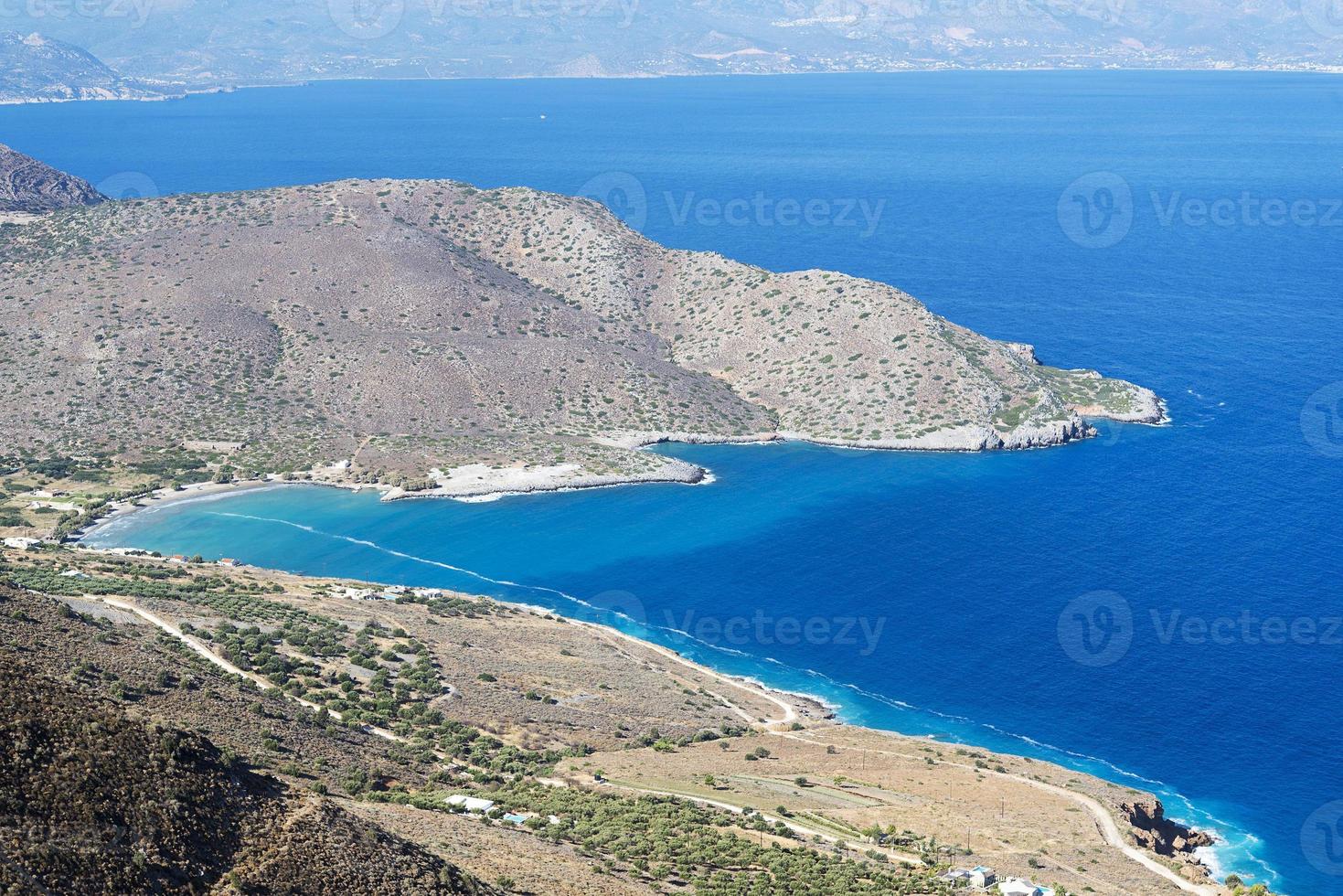 Landschaft, Meer, Bäume und Berge. foto