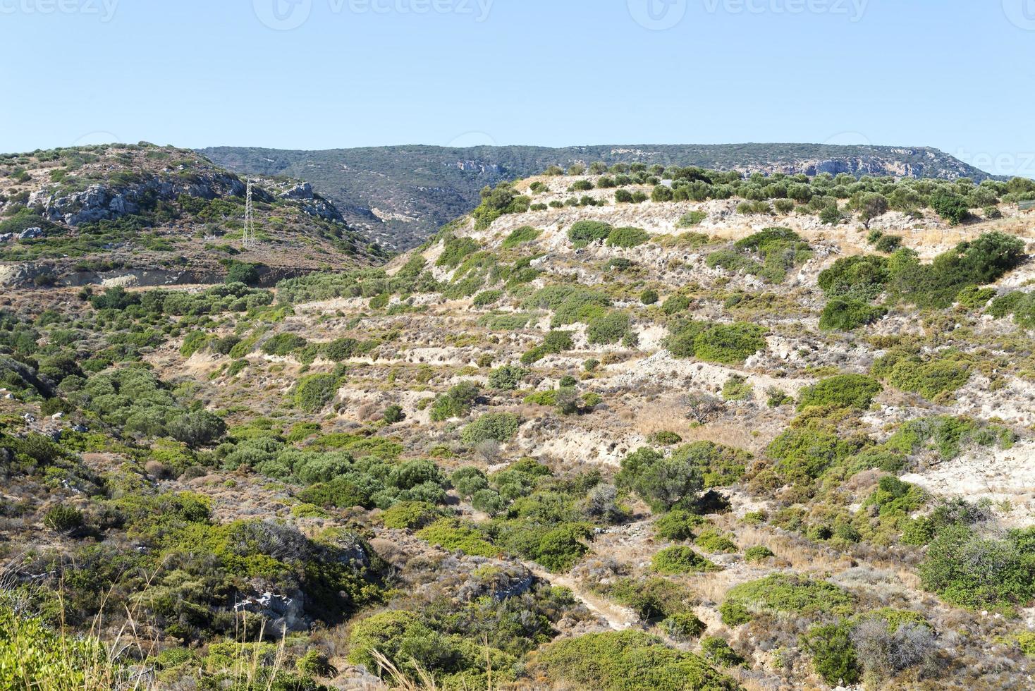 die straße entlang der hügel und berge auf der insel kreta. foto