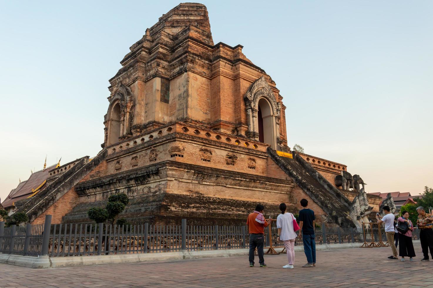 chiang mai thailand10 januar 2020wat chedi luang tempelerbaut während der herrschaft von phaya saen mueang könig rama vii der mangrai-dynastie.erwartet, in den jahren be1928 1945 gebaut zu werden. foto