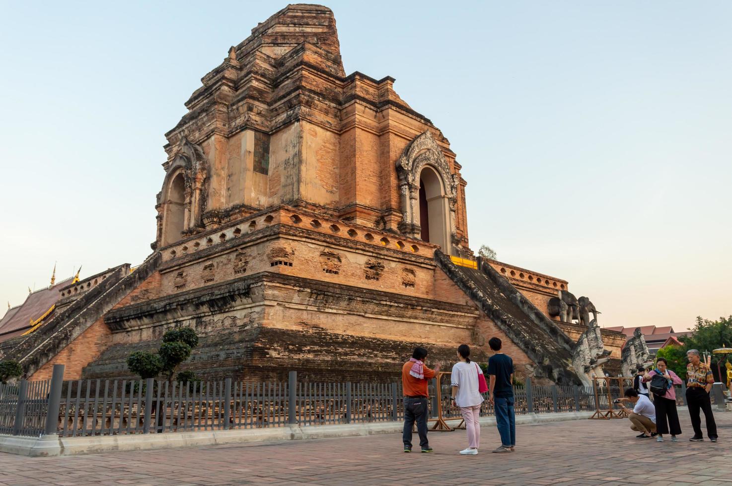 chiang mai thailand10 januar 2020wat chedi luang tempelerbaut während der herrschaft von phaya saen mueang könig rama vii der mangrai-dynastie.erwartet, in den jahren be1928 1945 gebaut zu werden. foto