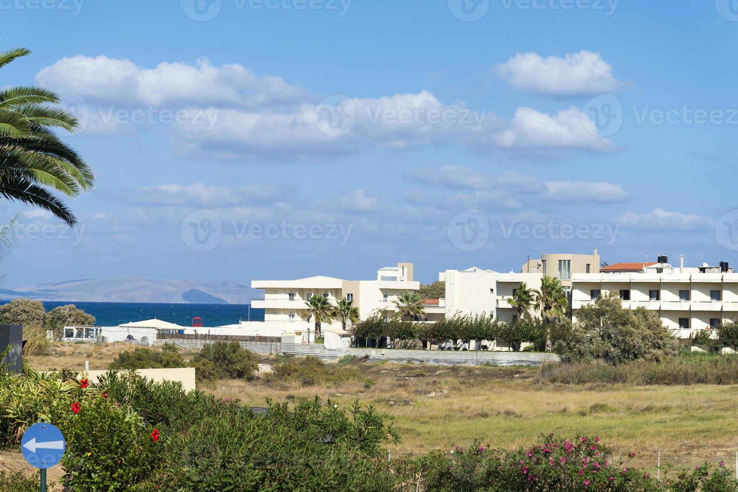 die insel kreta, griechenland, mit blick auf das meer und das hotel. foto