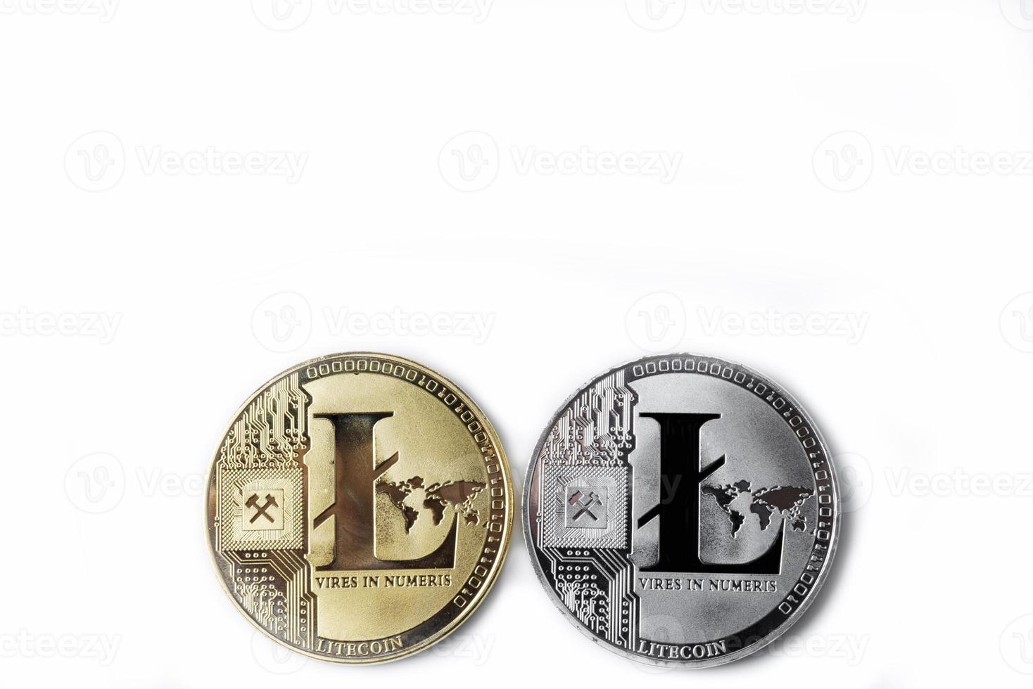 Hand hält einen Litecoin auf weißem Hintergrund. foto