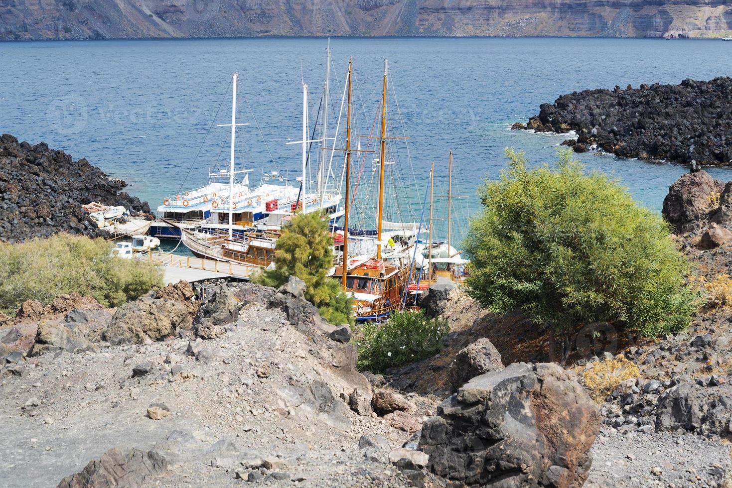 Passagierschiff in der Nähe der Insel Santorini. foto