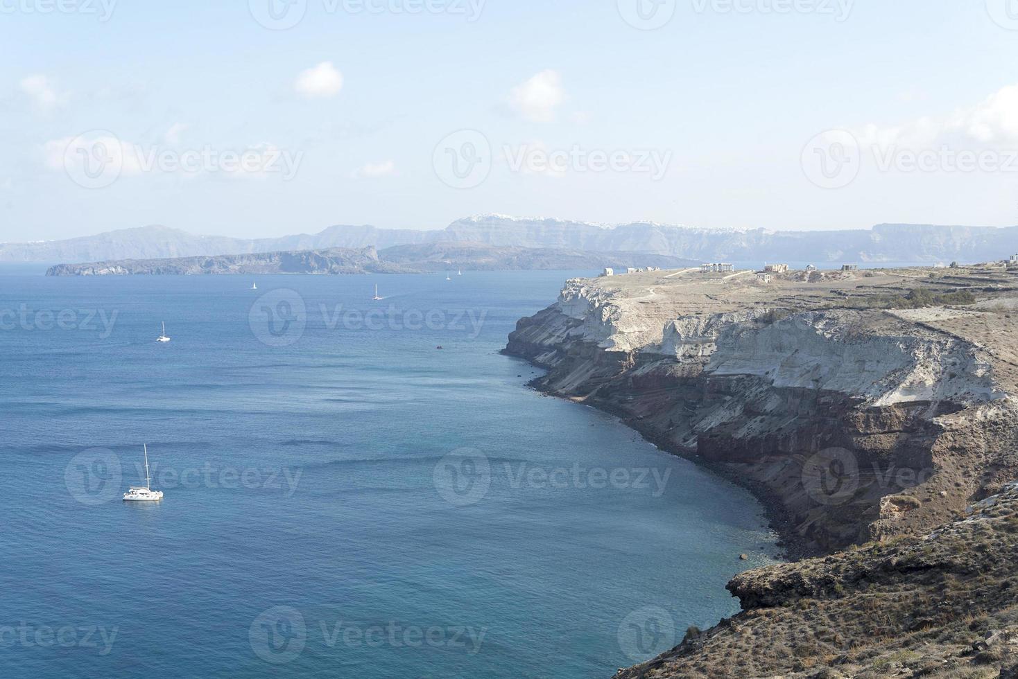 Weitläufige Landschaft mit Blick auf die Insel Santorini, Griechenland foto