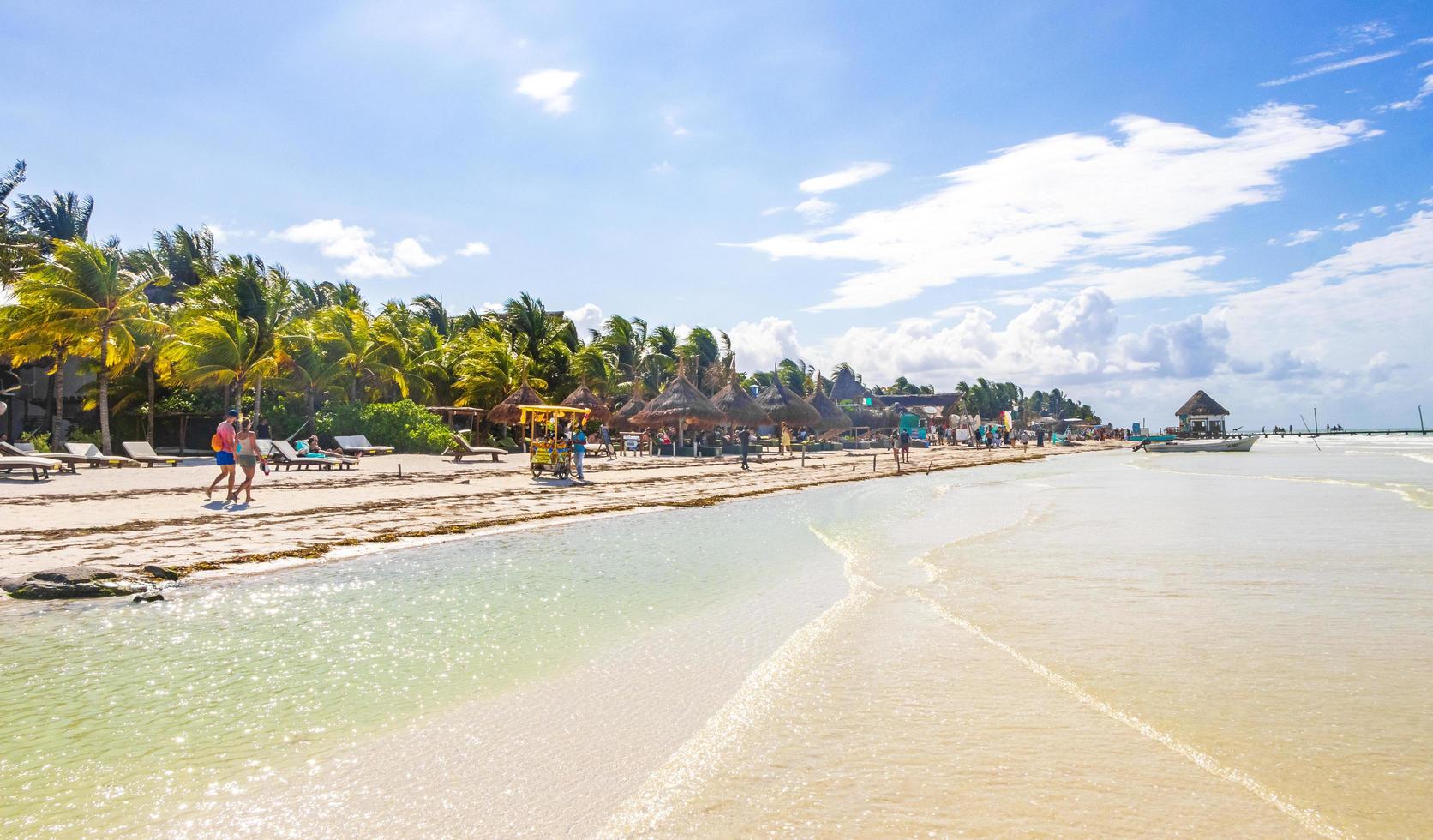 holbox mexiko 21. dezember 2021 schöne holbox insel strand sandbank panorama türkis wasser menschen mexiko. foto