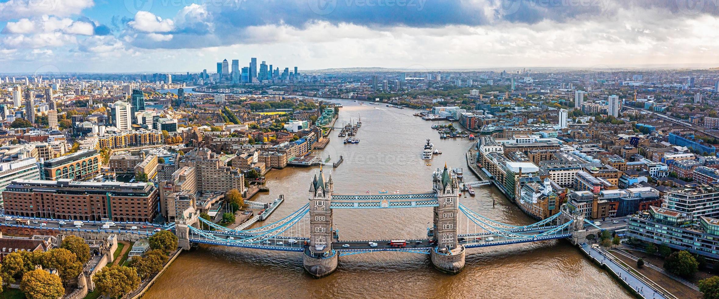 Panorama-Stadtansicht aus der Luft auf die London Tower Bridge foto