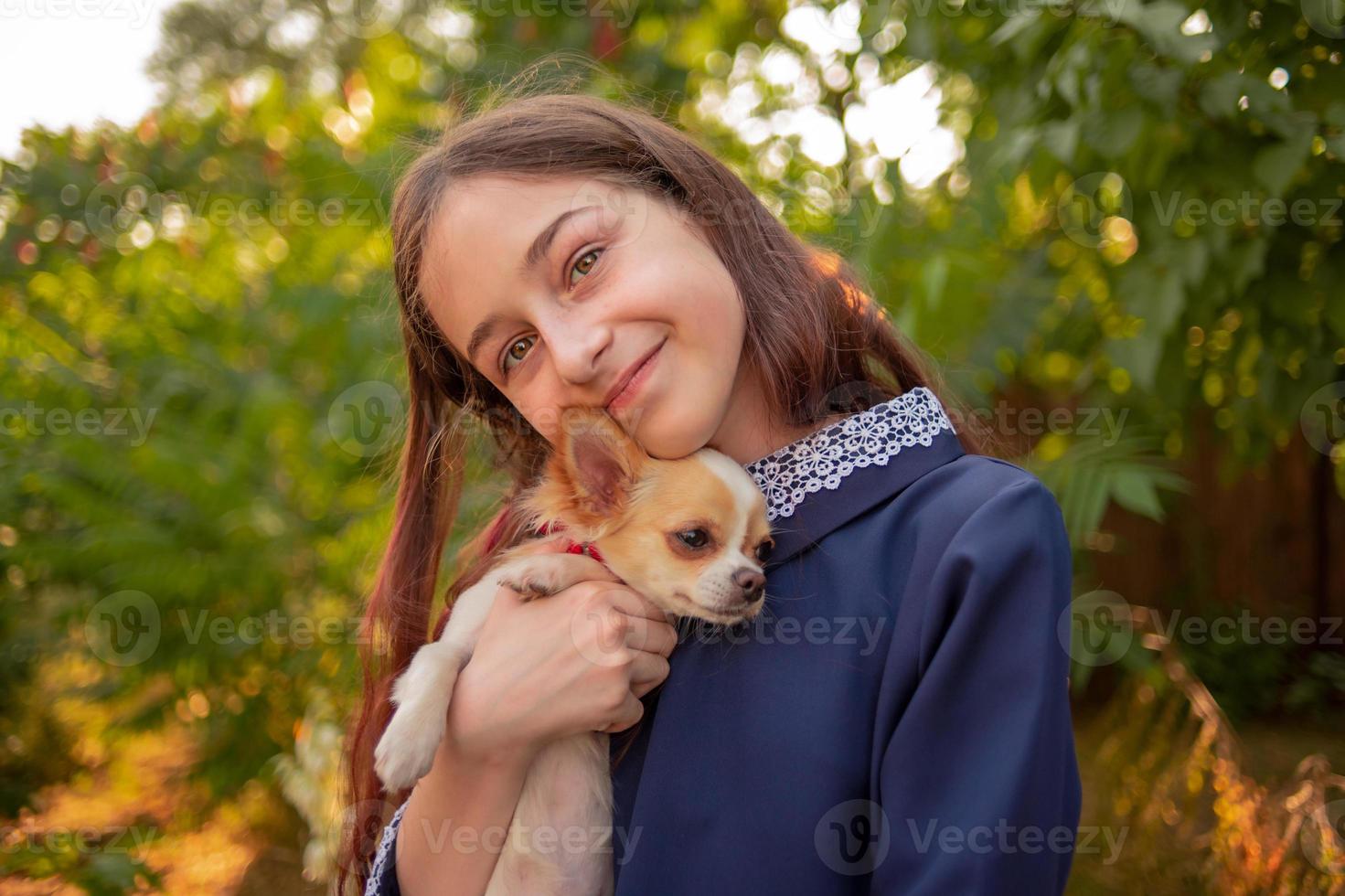 Teenager-Mädchen mit einem Hund. Mädchen freut sich, Chihuahua zu umarmen. Mensch und Tierwelt. foto
