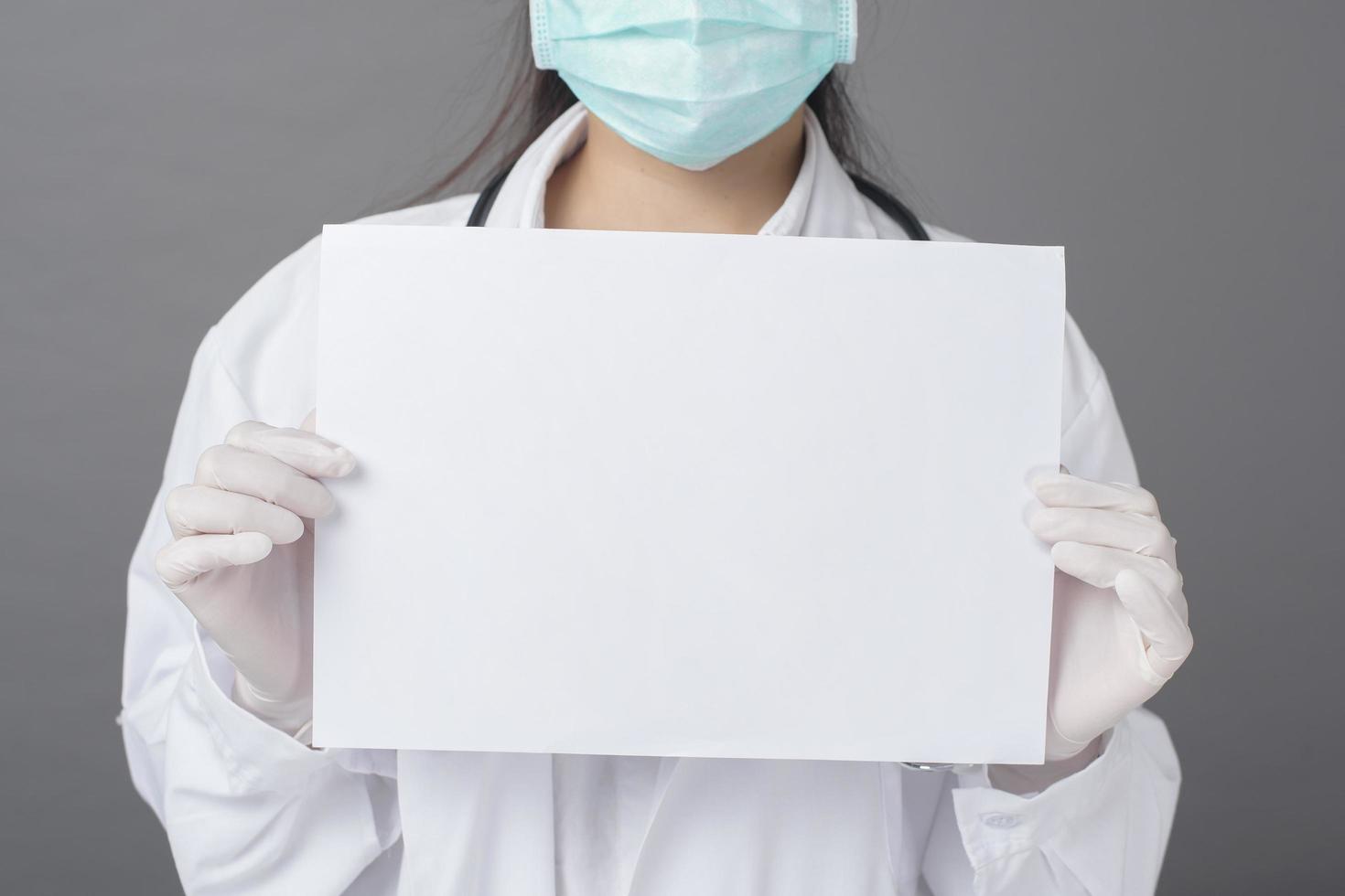 Arzt hält Coronavirus-Papier foto