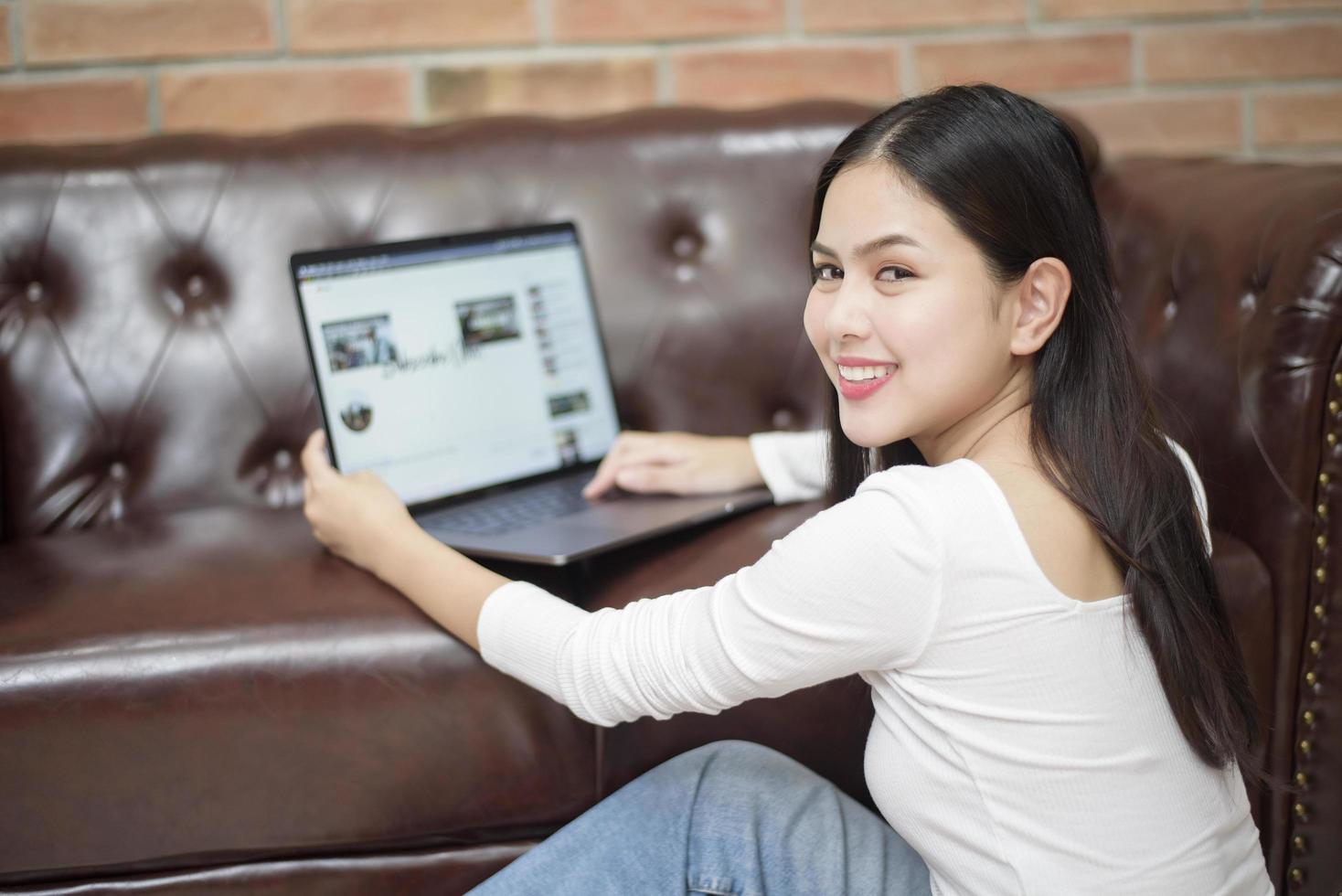 schöne frau arbeitet von zu hause foto