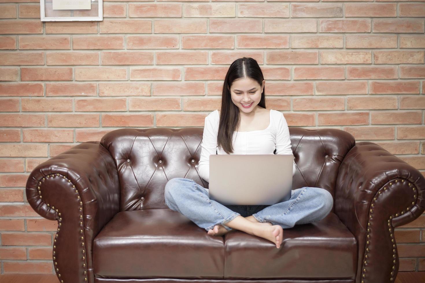 schöne frau arbeitet von zu hause foto