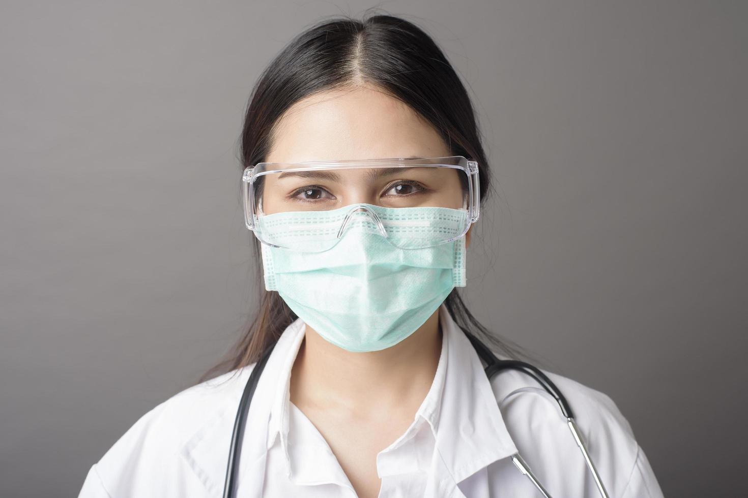 Nahaufnahme des Arztgesichts mit chirurgischer Maske foto