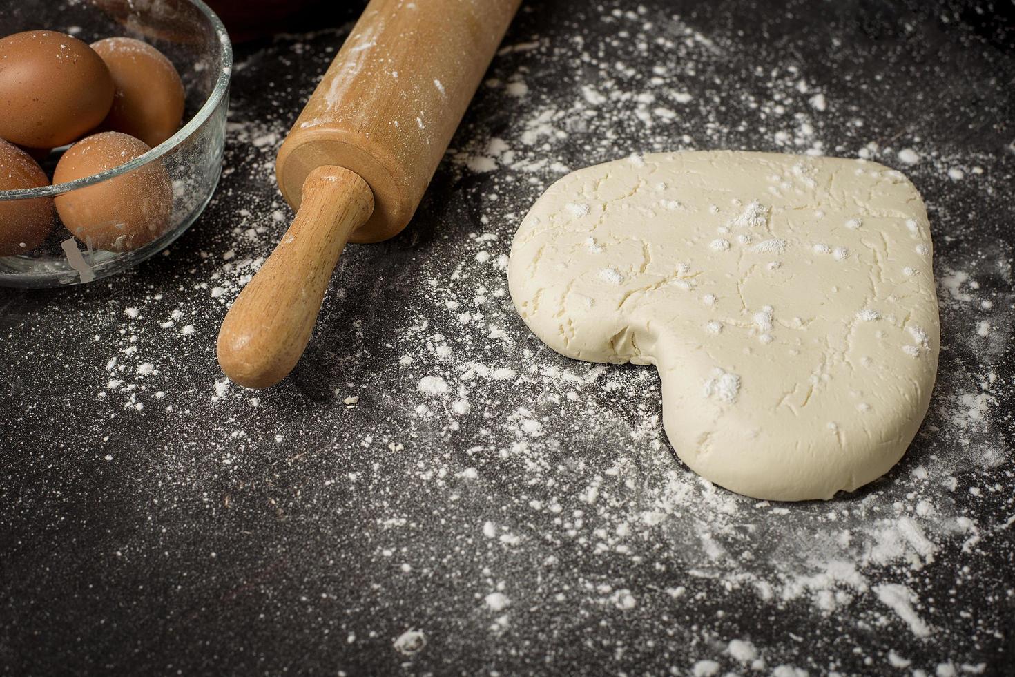 Zutaten Bäckerei auf schwarzem Holztisch foto