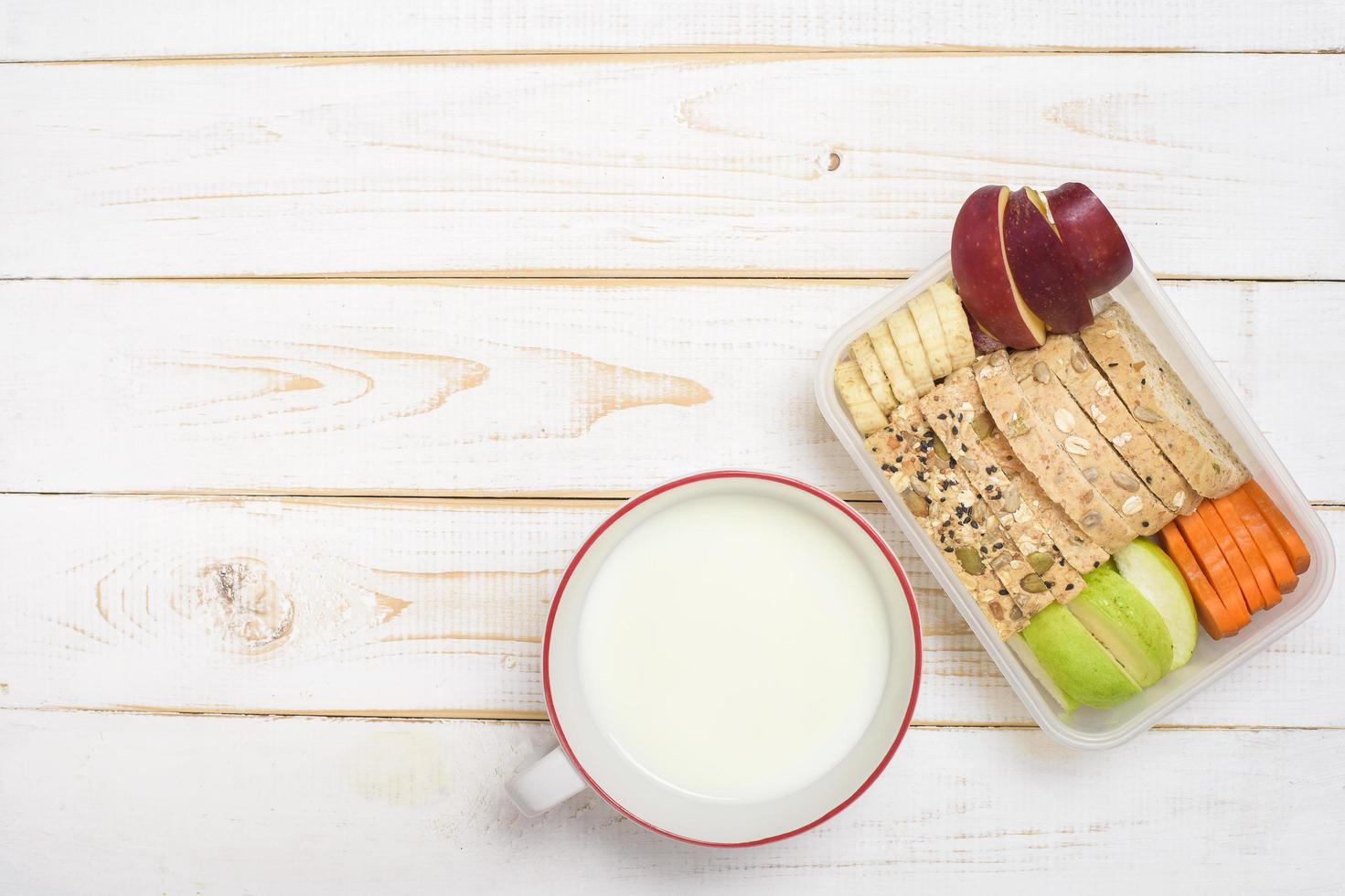 Diätkost für gesunde Ernährung auf weißem Holzuntergrund foto