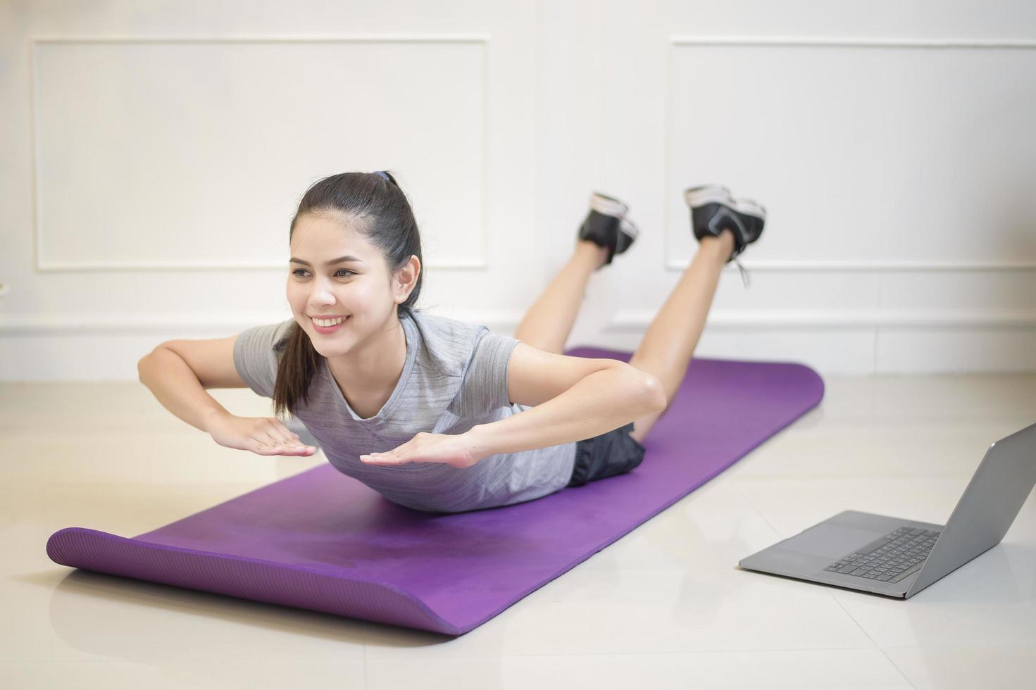 Fitness-Frauenübung zu Hause foto