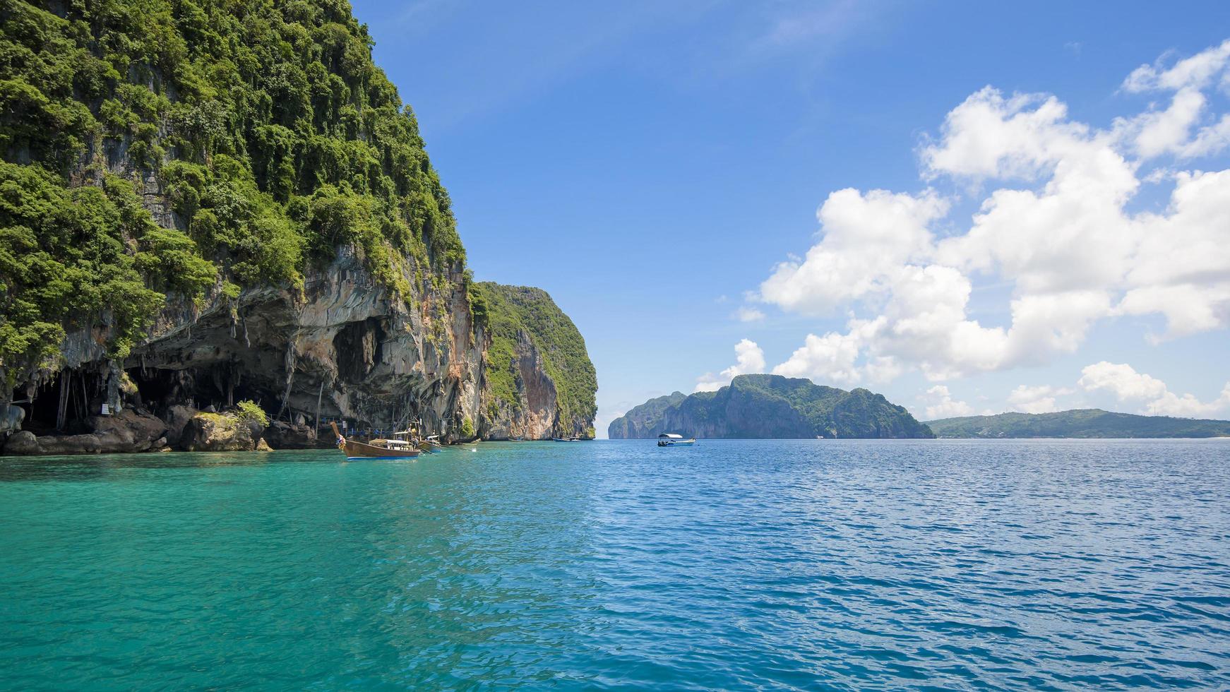 Schöne Aussichtslandschaft mit tropischem Strand, smaragdgrünem Meer und weißem Sand gegen blauen Himmel, Maya-Bucht auf der Insel Phi Phi, Thailand? foto