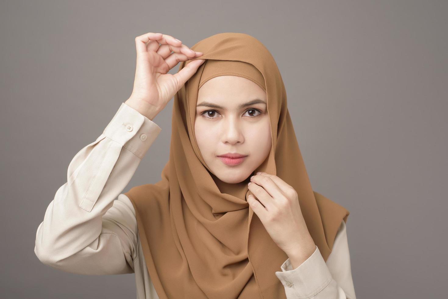 Nahaufnahme schöne Frau mit Hijab auf grauem Hintergrund foto
