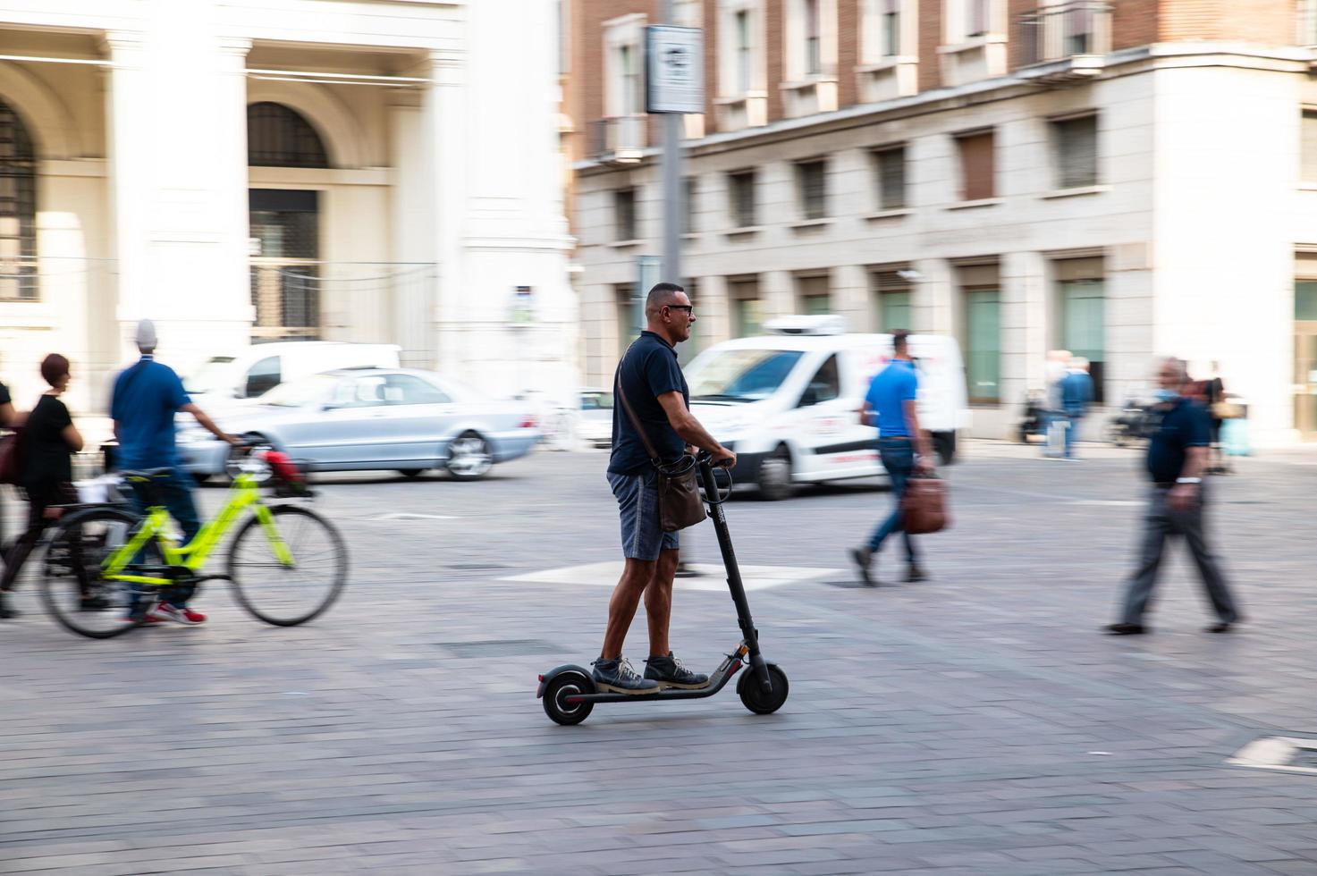 Terni, Italien, 29.09.2021 - Person auf einem Roller in der Stadt foto