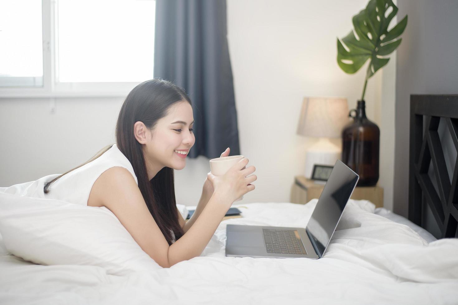 schöne frau arbeitet von zu hause foto