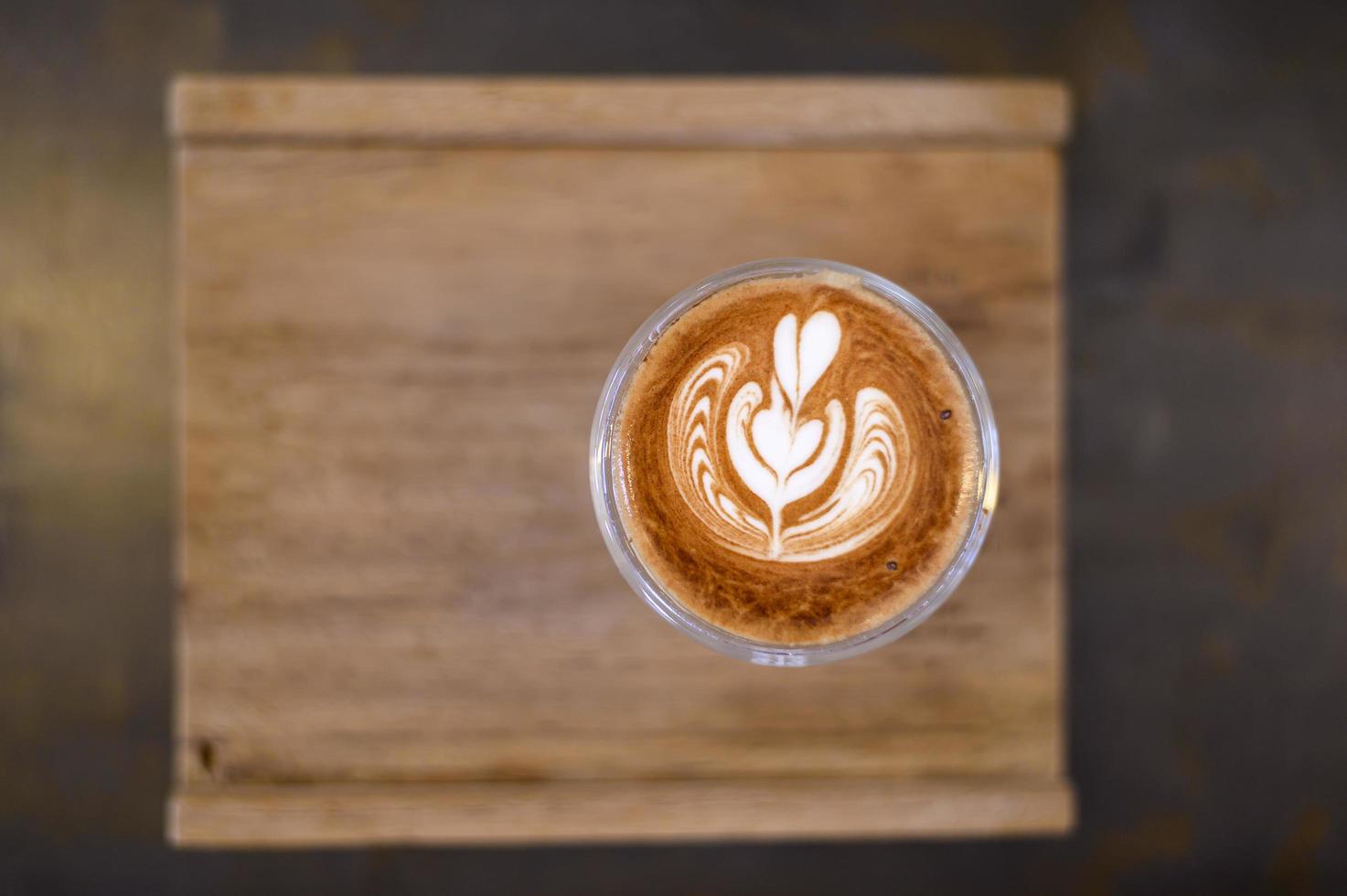 Draufsicht einer Tasse heißer Latte Art auf Holztischhintergrund foto