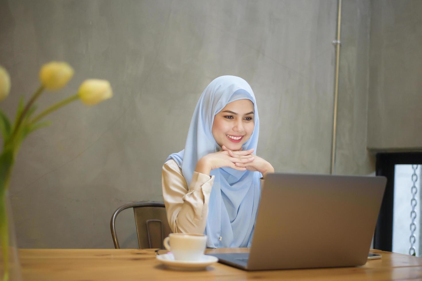 Muslimische Frau mit Hijab arbeitet mit Laptop im Café? foto