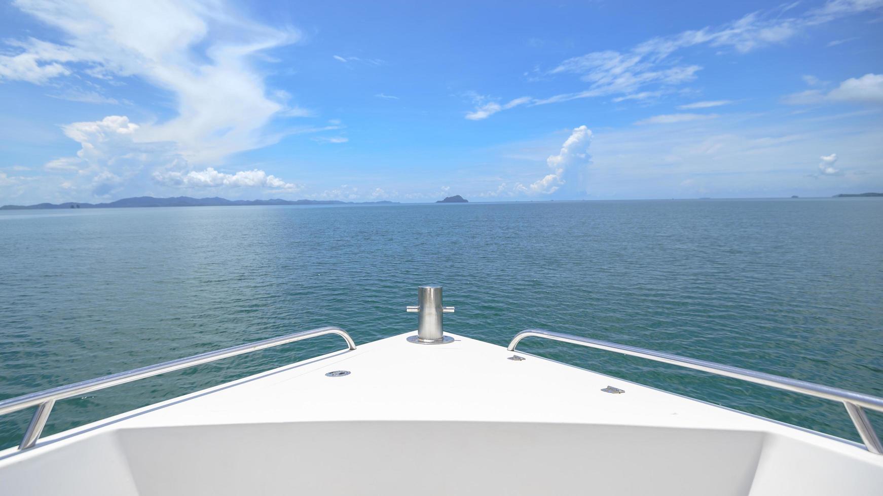 ein Blick auf das vordere Luxus-Schnellboot mit einem wunderschönen Meer und einem Berg im Hintergrund foto